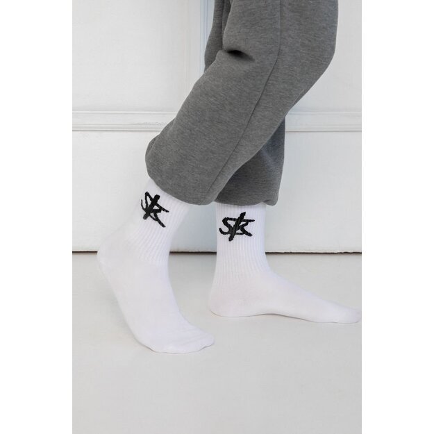 Sofa Killer baltos kojinės su juodu SK logotipu