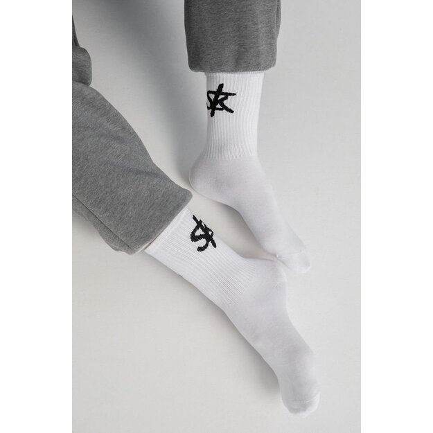 Sofa Killer baltos kojinės su juodu SK logotipu